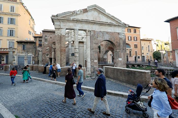 Le voci dal quartiere ebraico di Roma: &laquo;Quegli spari gesto di uno squilibrato&raquo;