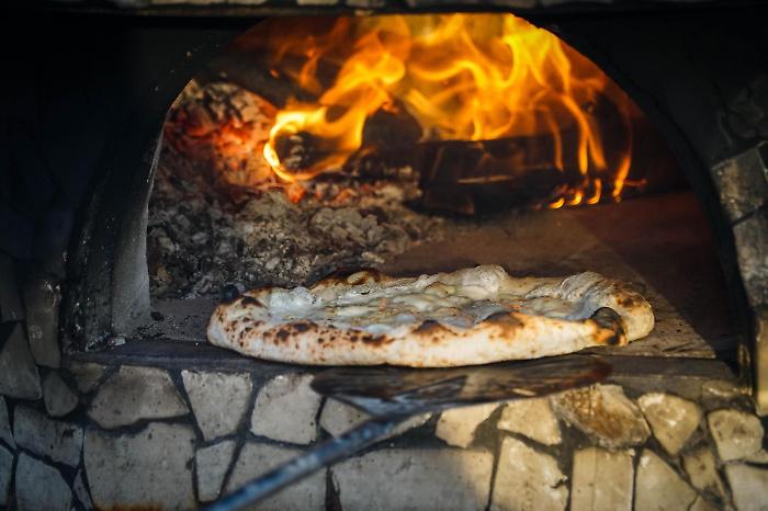  Pizza sempre pi&ugrave; cara, Palermo &egrave; la seconda citt&agrave; pi&ugrave; costosa d'Italia: media oltre 14,50 euro