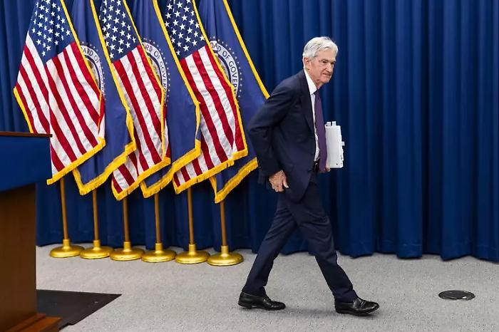 Powell saluta la Federal Reserve: difende l'indipendenza, mette in guardia sugli attacchi e augura buon lavoro a Warsh