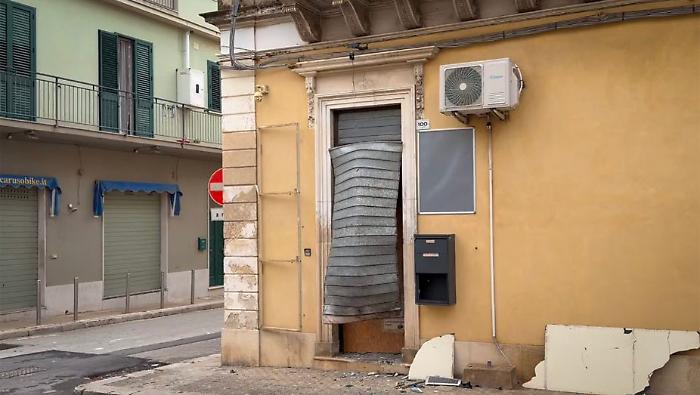 L'ordigno esploso davanti a un negozio: in due ai domiciliari per danneggiamento aggravato ed estorsione