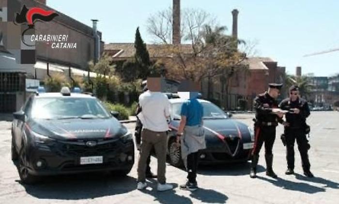 Blitz contro i parcheggiatori abusivi: denunce, sequestri e oltre 1.500 euro di sanzioni
