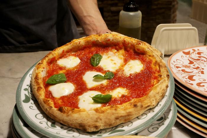 Pizza, bibita e conto finale: la serata pi&ugrave; italiana ora pesa sul portafoglio