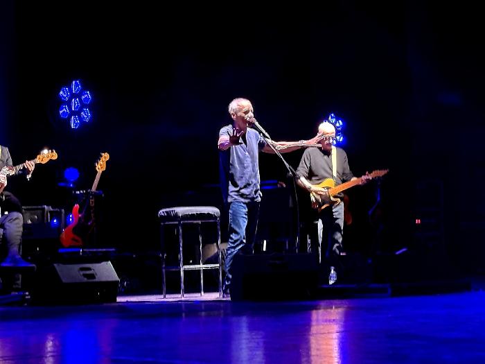 Roberto Vecchioni torna a Catania: 83 anni, canzoni, ricordi e standing ovation