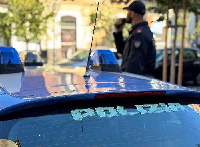 Fuga spericolata a Catania: arrestato un pregiudicato che tenta di liberarsi di una pistola