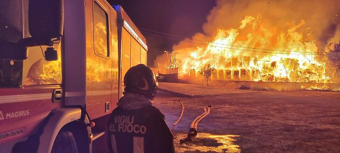 Inferno di fuoco all'ingresso di Santa Croce, azienda di imballaggi ortofrutticoli distrutta dalle fiamme