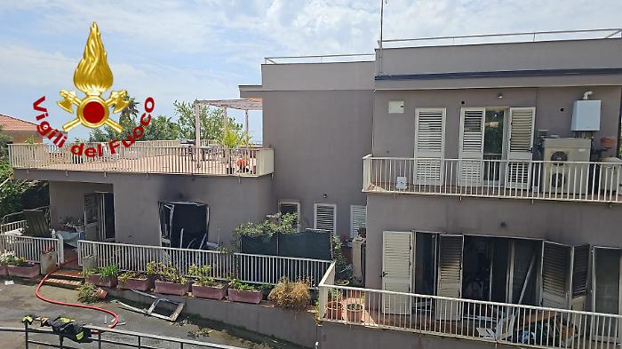 Fiamme in via Luigi Pirandello a San Gregorio di Catania: vigili del fuoco neutralizzano bombole e mettono in salvo gli inquilini