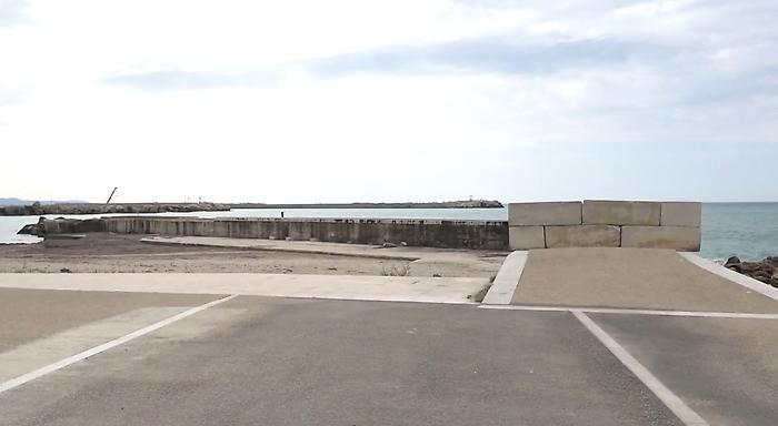 Stazzone, molo sventrato dalle onde: arrivano i blocchi di cemento per fermare i passanti