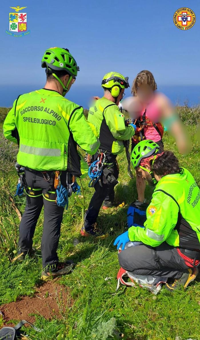Escursionista aggredita da 5 cani a Monte Gallo, salvata dal soccorso alpino