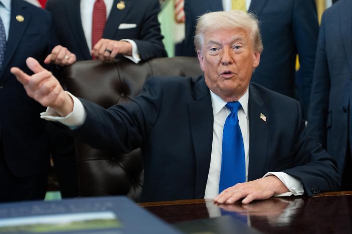 "L'Europa non rispetta i patti". Trump dichiara guerra alle auto del Vecchio Continente e annuncia dazi del 25% 