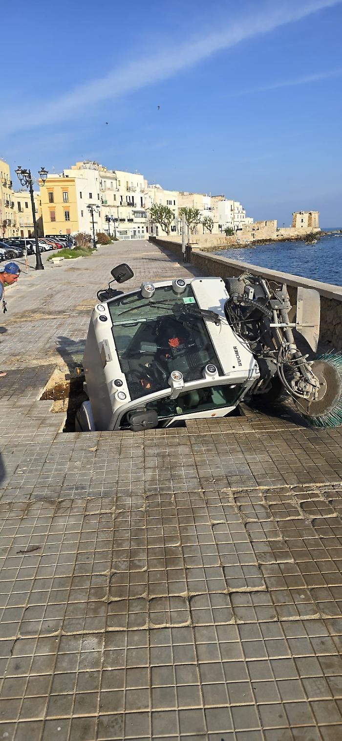 Voragine sul lungomare di Trapani "inghiotte" un mezzo di pulizia: chieste le dimissioni del sindaco