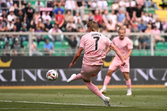 Pojhanpalo scores from the penalty spot and Palermo turns the game around against Catanzaro: now focusing on the playoffs.