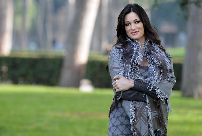  La verit&agrave; di Manuela Arcuri, l'amore sconfitto dalla routine: &laquo;Perch&eacute; con Giovanni &egrave; finita&raquo;