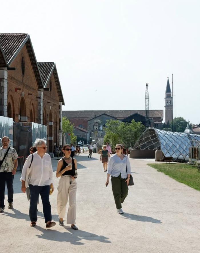 Biennale, "In Minor Keys" pronta ad aprire tra polemiche, dimissioni e i Leoni dei visitatori