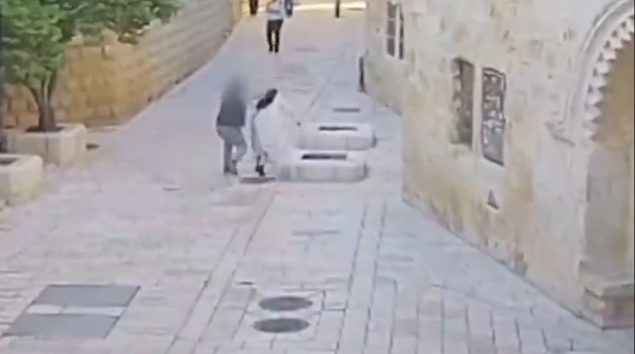 Terrore al Cenacolo: suora aggredita alle spalle, il video shock fa il giro del web