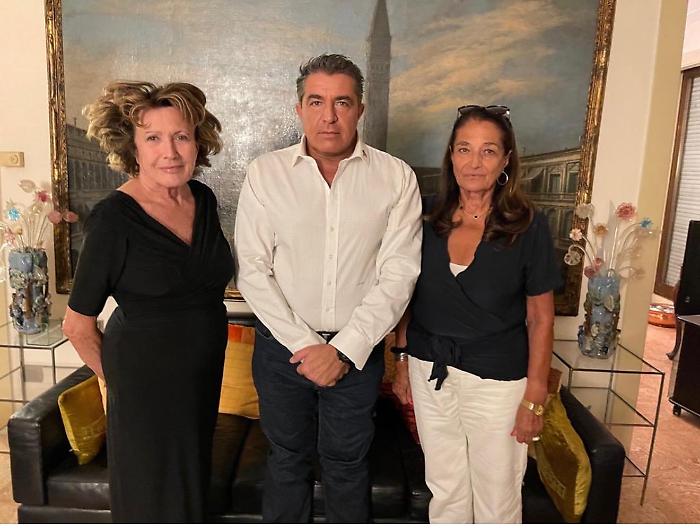 Paolo Zampolli tra la madre, a sinistra, e la zia 