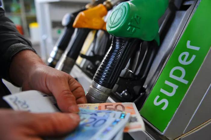 Taglio delle accise in due fasi: proroga fino al 22 maggio e il Codacons avverte su nuovi rincari