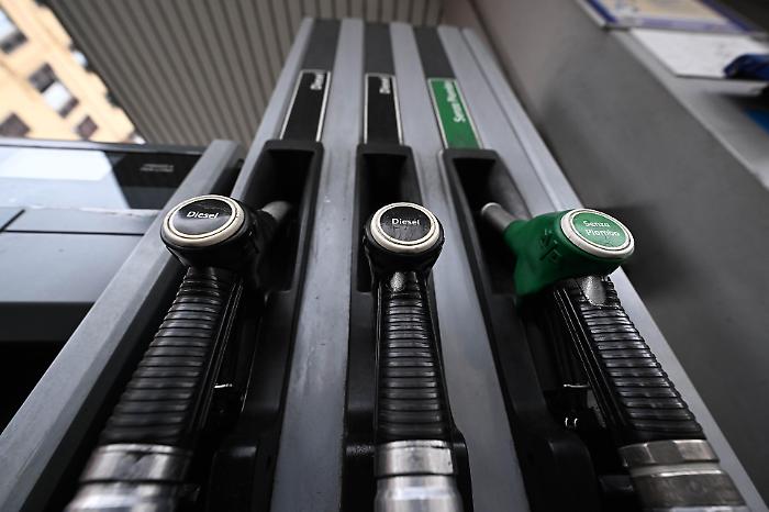 Lo sconto sui carburanti ha il fiato corto: coperture solo per 10 giorni 