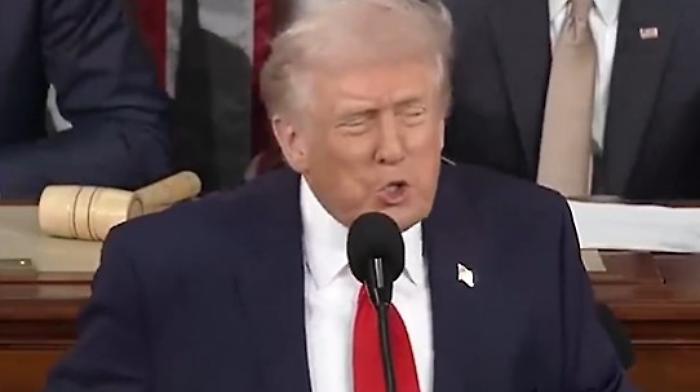 "Vincere, vincere, vincere" per un'ora e in loop di Trump in un video: genio del marketing o cortocircuito presidenziale?