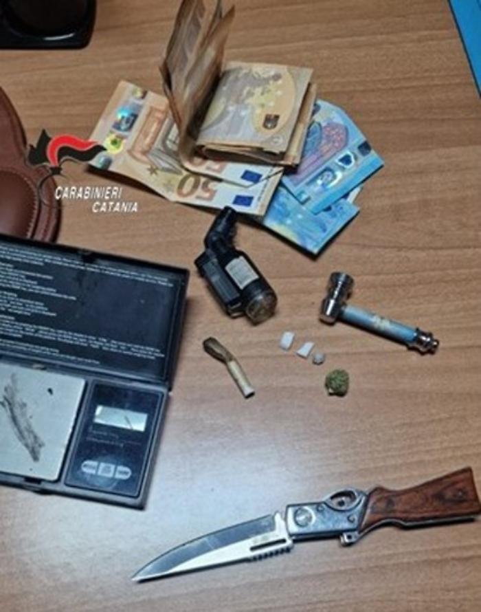 Controllo notturno a Sant'Agata Li Battiati: denunciato 36enne trovato con coltello, droga e 490 euro