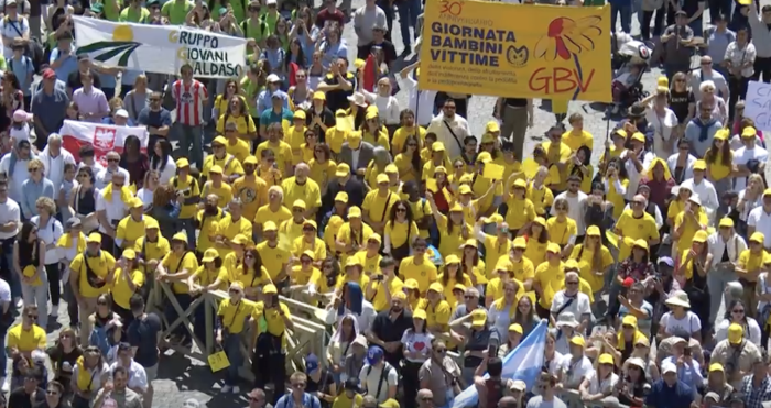Meter da trent'anni al fianco dei bambini: il saluto di Papa Leone XIV in piazza San Pietro