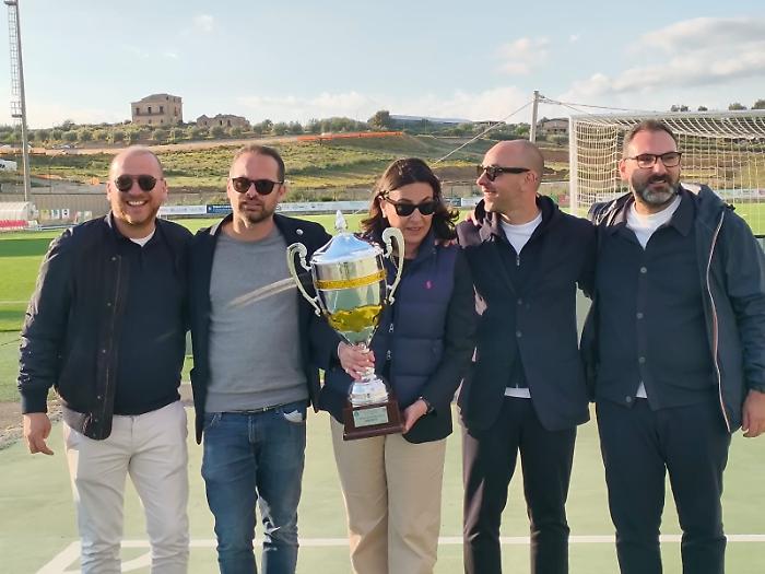 Anche sindaco e assessore hanno alzato la Supercoppa siciliana vinta dal Modica calcio