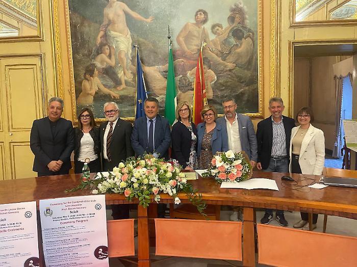 Scicli, il Comune ha consegnato il Leone di bronzo alla professoressa Susan Gennaro