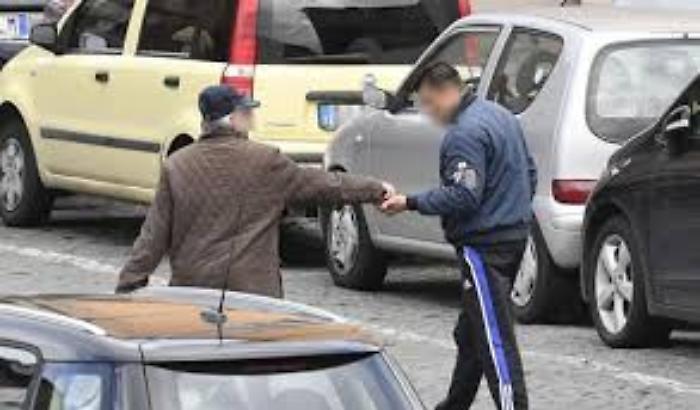 Blitz della Polizia locale: 16 parcheggiatori abusivi multati, sequestrati 120 euro