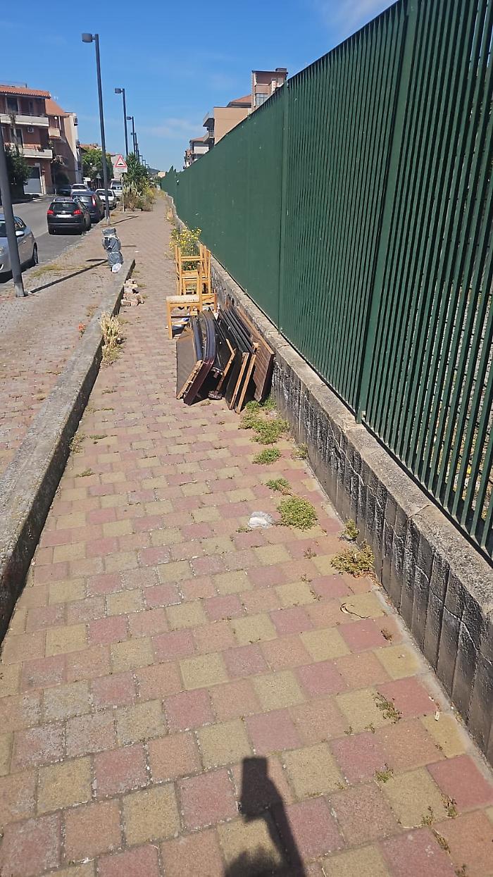 rifiuti lasciati in via Ferrara a Misterbianco
