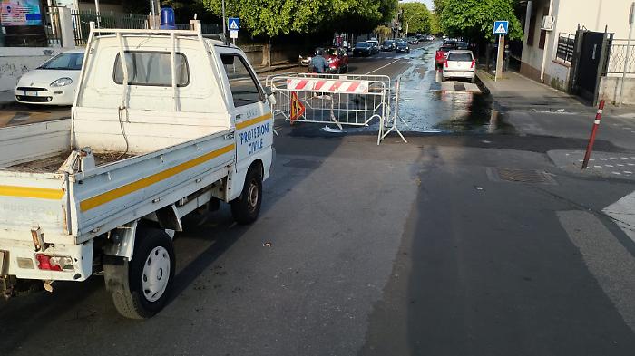 Sant'Agata Li Battiati, da quattro giorni una perdita d'acqua in piazza. Il sindaco: &laquo;Acoset interverr&agrave; questa sera&raquo;
