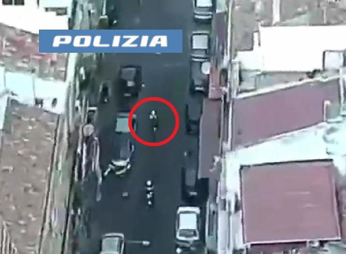 San Cristoforo: non si fermano all'alt della polizia e scatta la fuga, residenti ostacolano l'inseguimento degli agenti