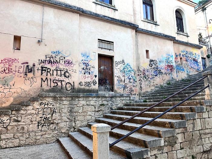 Modica, centro storico al bivio