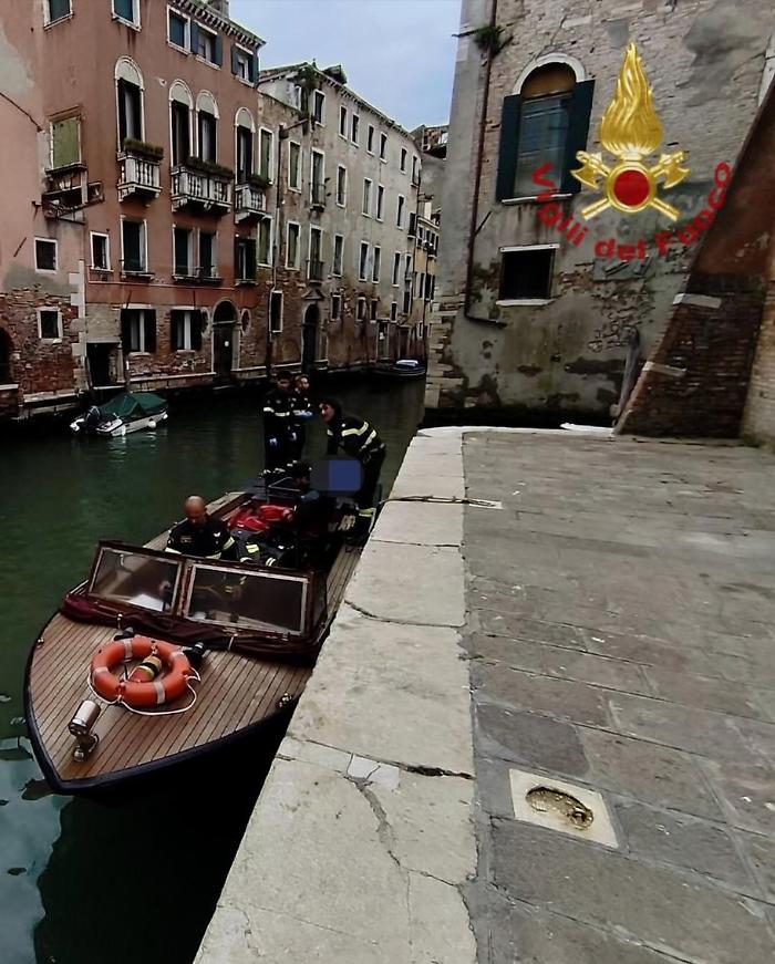 Cade in acqua tra i canali di Venezia e annega: la vittima &egrave; un ragazzo 