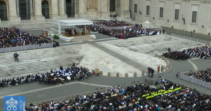 Il Papa in piazza San Pietro: "La Chiesa deve prendere posizione per le vittime della guerra"