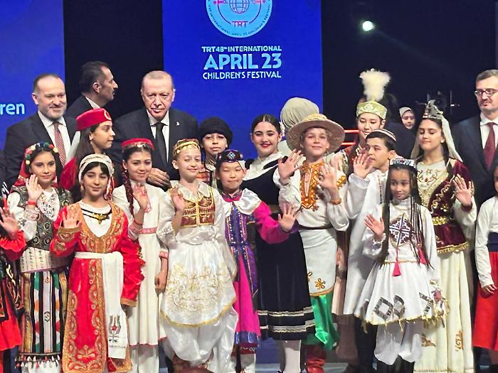 Agrigento conquista la Turchia: i "Fiori del Mandorlo" incantano il presidente Erdoğan