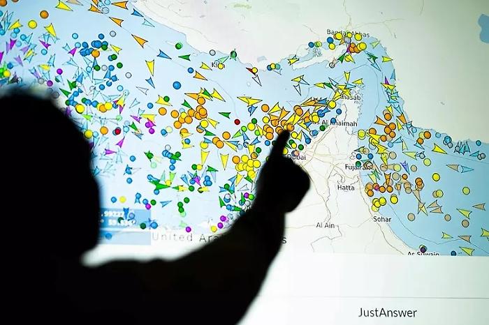 Nave portacontainer francese bersaglio di un attacco nello Stretto di Hormuz: feriti evacuati 