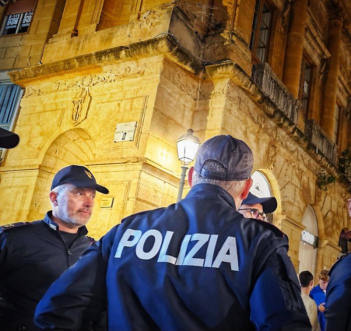 Furia contro la divisa in via Atenea: condannato il giovane che scaten&ograve; il caos
