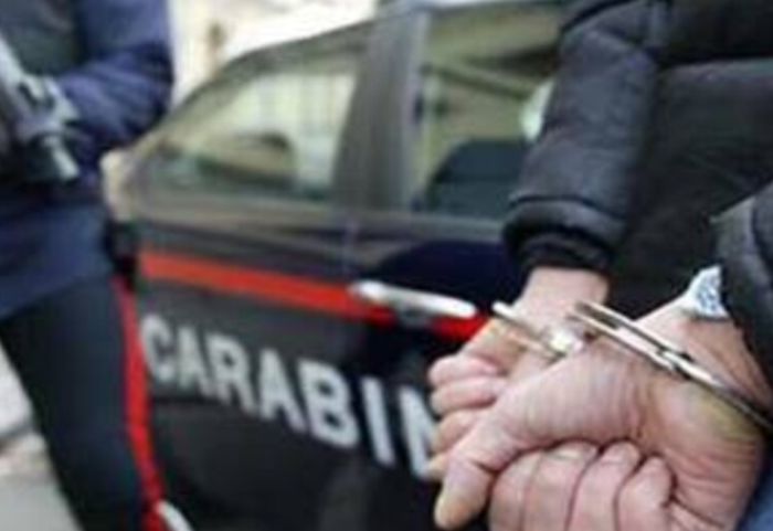 Ignora l'esilio dalla Sicilia per perseguitare l'ex: arrestato dai carabinieri