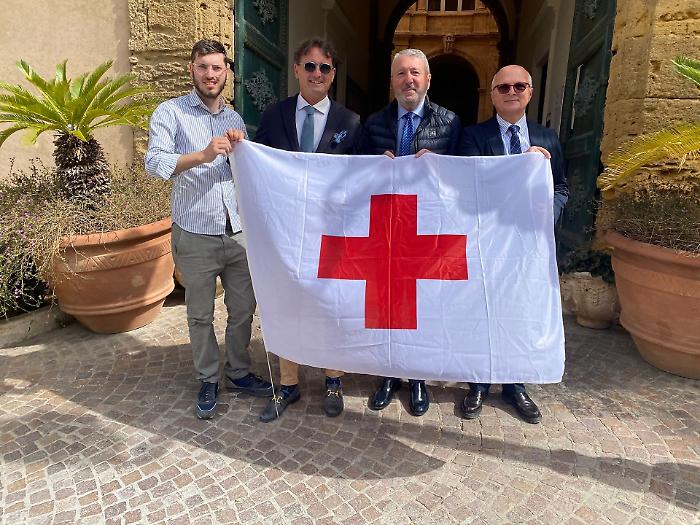 Agrigento celebra la Croce Rossa: la bandiera esposta al Palazzo di Citt&agrave;