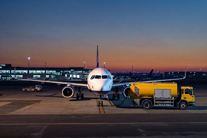 L'Ue blocca le compagnie aeree: "Vietato alzare i prezzi dei biglietti per il caro-carburante" 