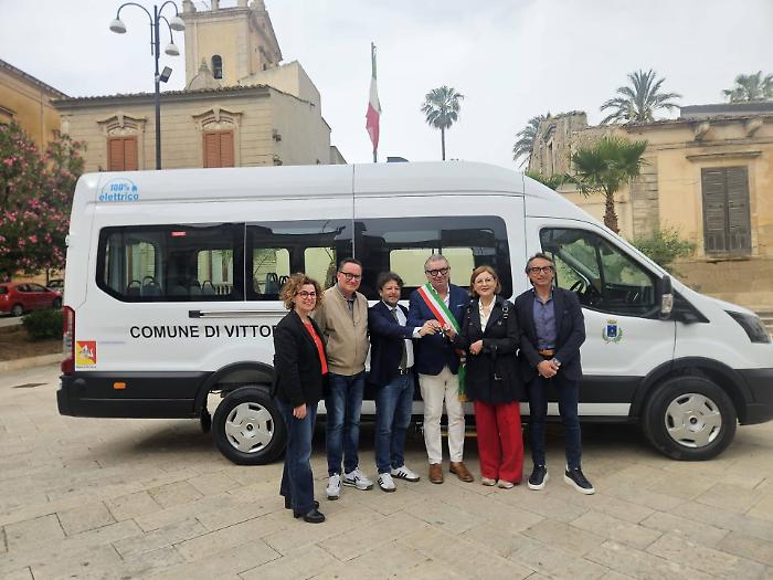 Vittoria, &egrave; arrivato il nuovo scuolabus elettrico