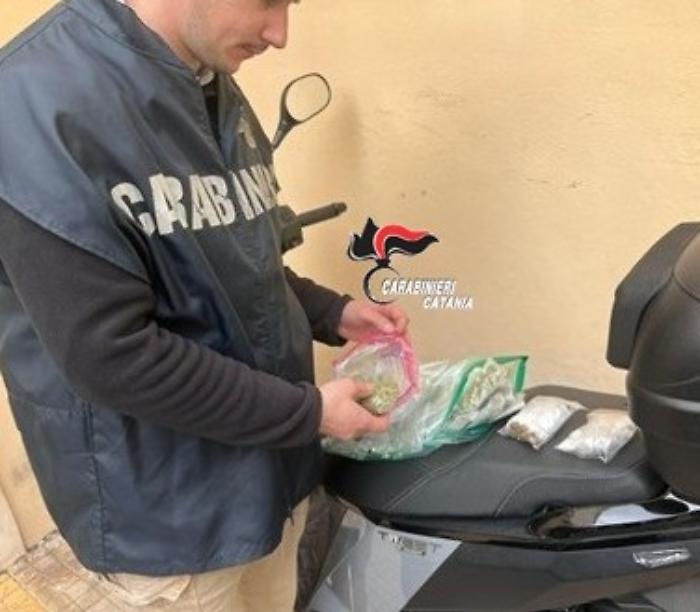 Viale Fleming, fermato con mezzo chilo di hashish nel sottosella