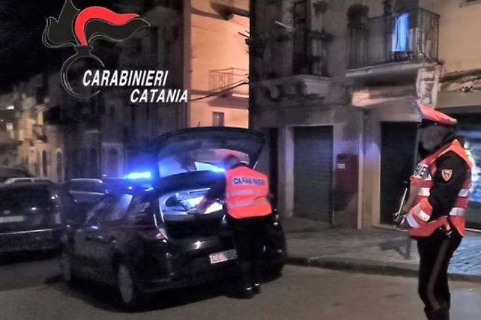 Motta Sant'Anastasia, 18enne senza patente fermato con droga in auto