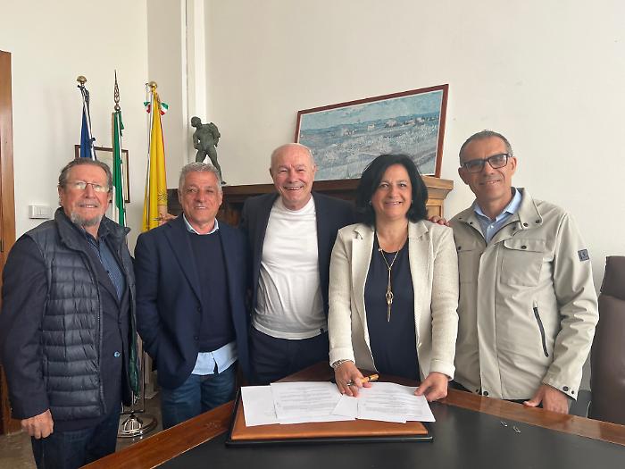 Pozzallo, accordo su erosione costiera e piscina comunale