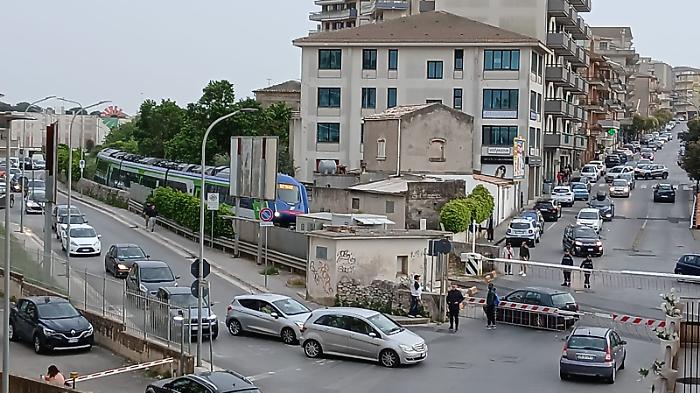 Ragusa e l'auto oltre le sbarre del passaggio a livello di via Paestum, Firrincieli: "Che fine hanno fatto i controlli?"
