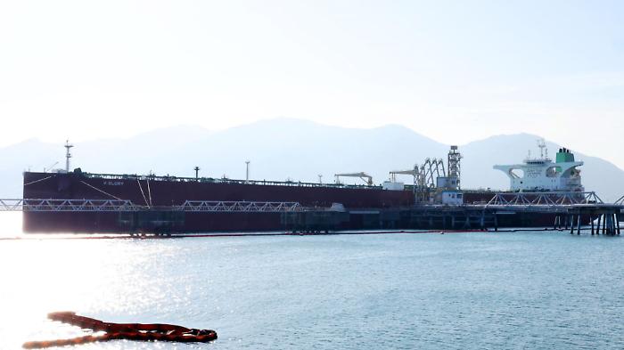 Hormuz, tornano gli scontri tra Usa e Iran: missili sui porti, esplosioni nel Golfo. Rischio nuova escalation