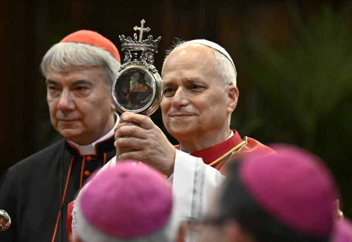 Papa Leone XIV omaggia San Gennaro: bacia l'ampolla del sangue gi&agrave; sciolto