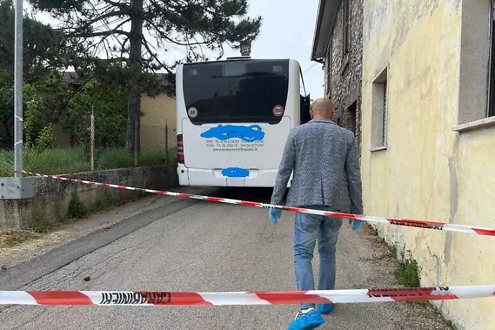 Terrore sul bus a Santa Lucia: 44enne presa a martellate da un uomo
