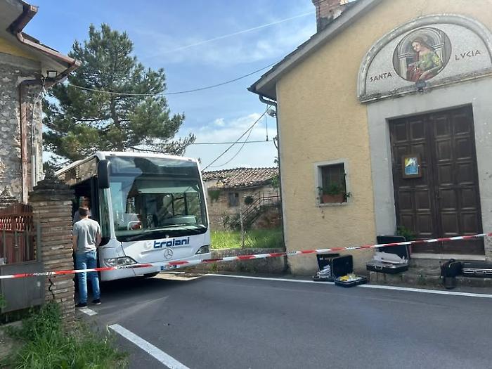Presa a martellate dall'ex marito sul bus: lui aveva il braccialetto elettronico. Caccia all'uomo in Umbria 