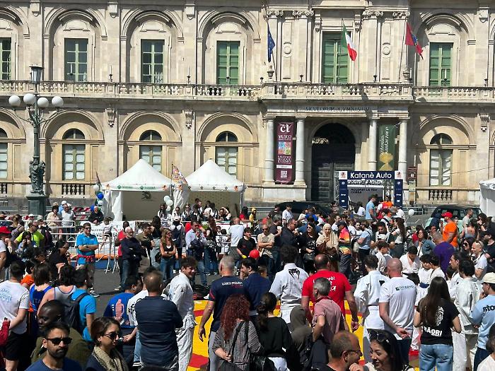 Corri Catania: Piazza Universit&agrave; da stamattina si &egrave; trasformata in una palestra a cielo aperto, anteprima della corsa-camminata che scatter&agrave; domani alle 10