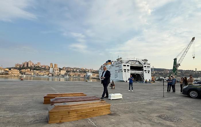 Lampedusa, lo strazio di una madre dodici anni dal naufragio: &laquo;Voglio sapere dove &egrave; sepolto mio figlio&raquo;